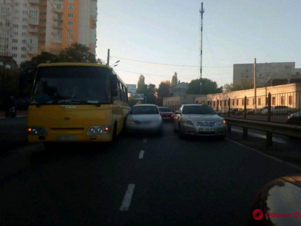 В Одессе тройное ДТП с участием автобуса, маршрутки и легковушки (ФОТО)