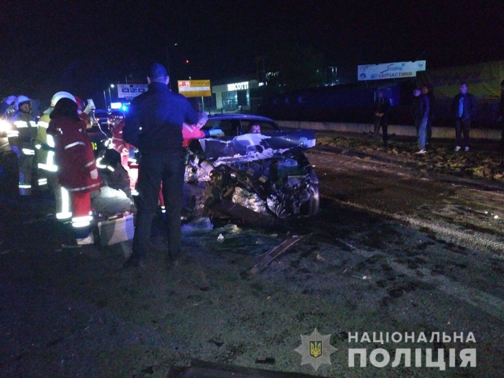 На трассе «Киев-Чоп» лоб в лоб столкнулись Renault и Volkswagen: есть жертвы (ФОТО)