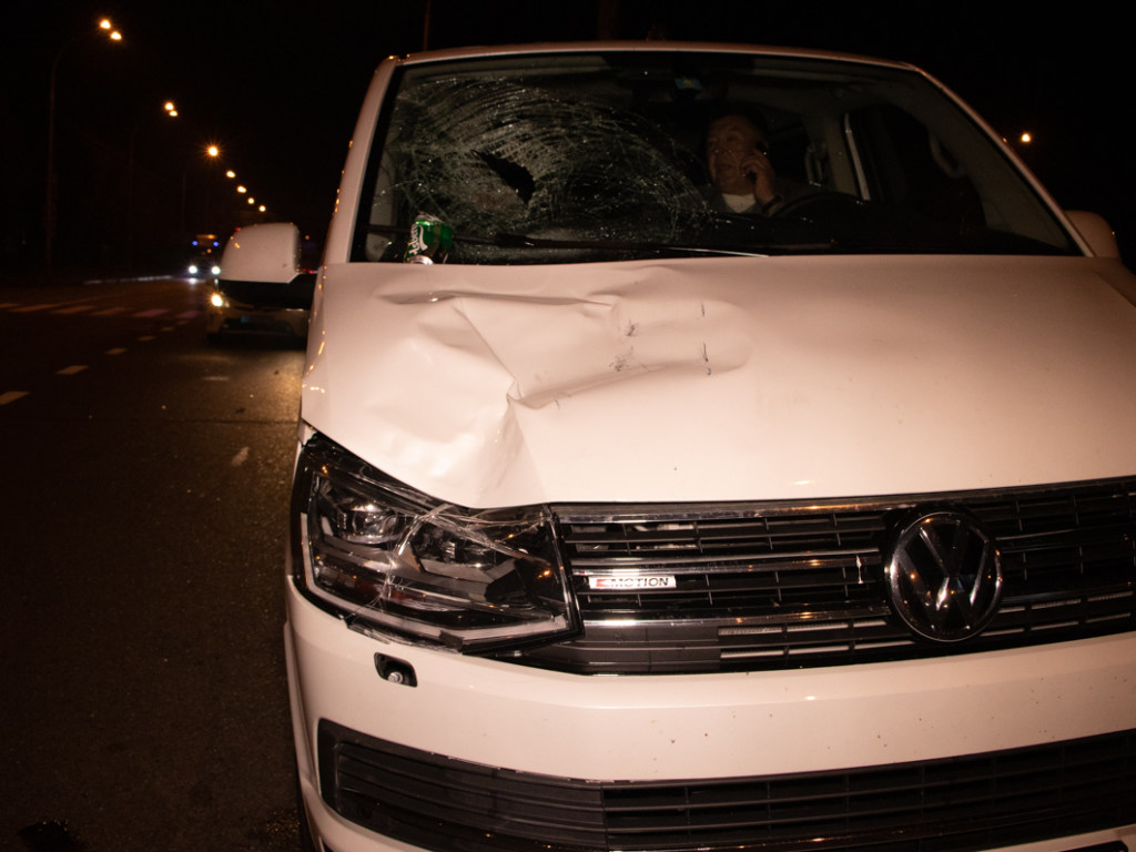 Микроавтобус Volkswagen с российской регистрацией у «зебры» сбил пешехода на Окружной дороге в Киеве (ФОТО)