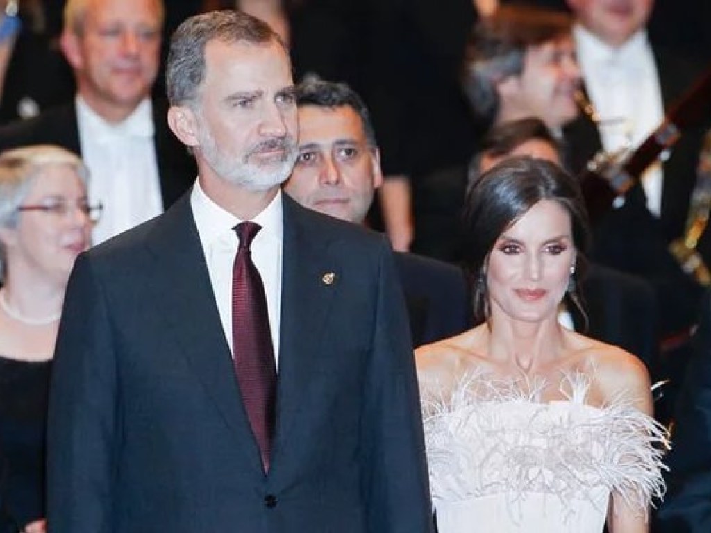 Королева Испании удивила фривольным нарядом (ФОТО)