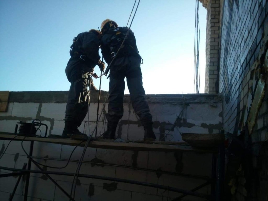 Незаконную надстройку на здании в центре столицы начали демонтировать