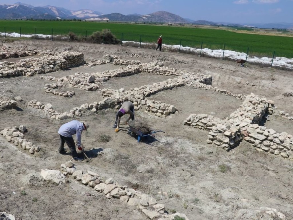 В Турции археологи раскопали монументальные врата из  древнего царства (ФОТО)
