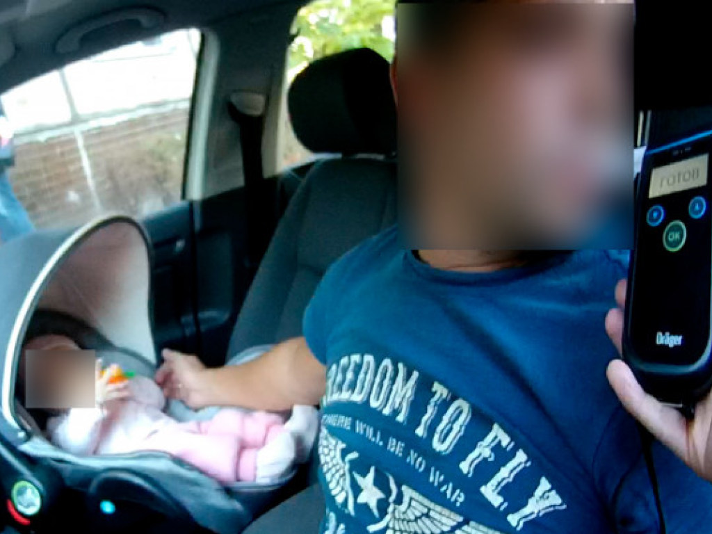 В столице очень пьяный водитель вез младенца на переднем сидении авто (ФОТО)