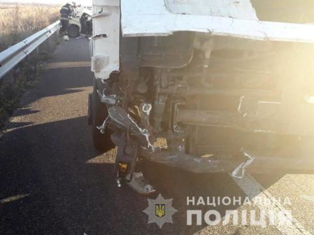 Под Харьковом грузовик врезался в припаркованный ВАЗ: один погибший, четверо госпитализированы (ФОТО)