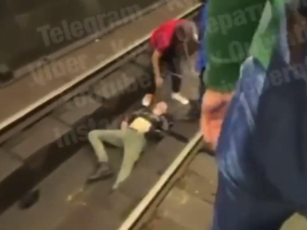 На центральной станции метро Киева мужчина упал на рельсы метро (ФОТО, ВИДЕО)