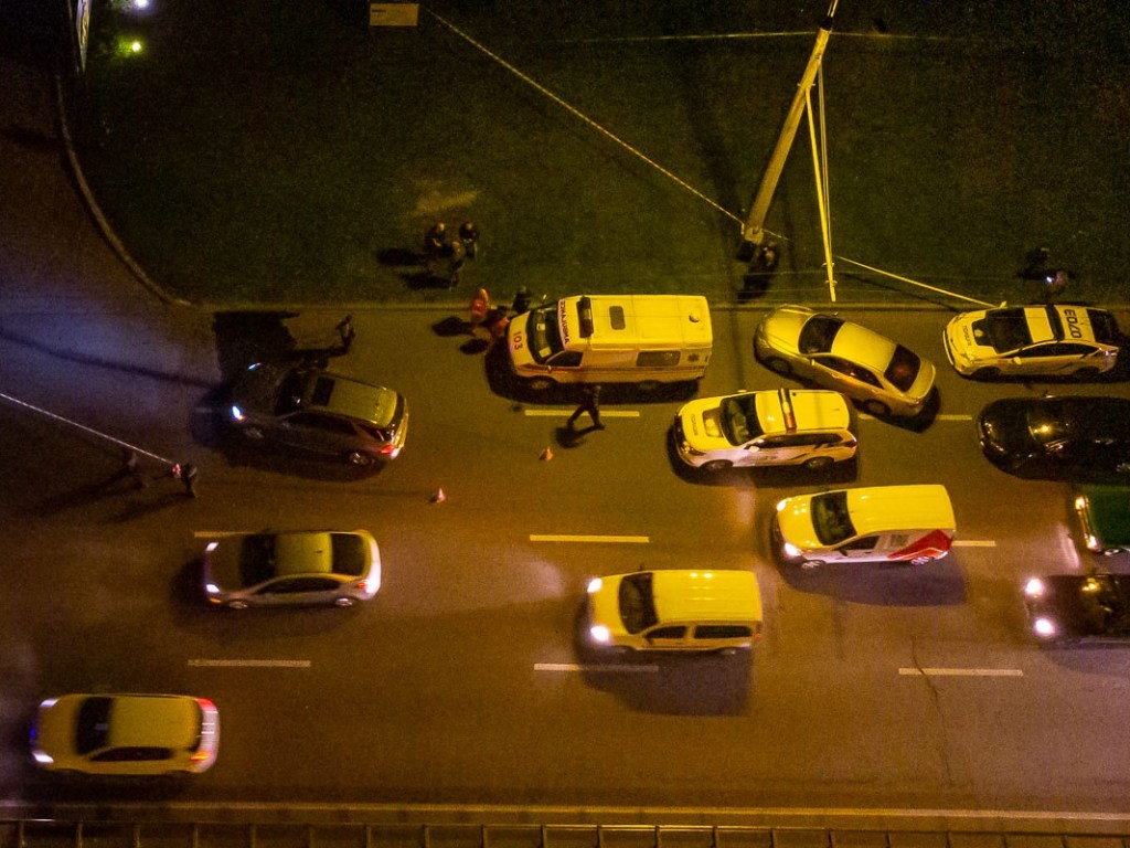 У днепровского отеля застрелили армянина на Mercedes: 4 подозреваемых задержала полиция (ФОТО, ВИДЕО)