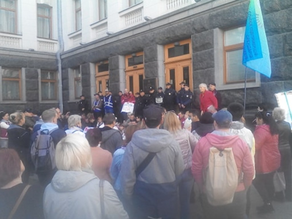 «Не уйдем!»: под ОПУ протестующие требуют прекратить давление на малый бизнес (ФОТО)