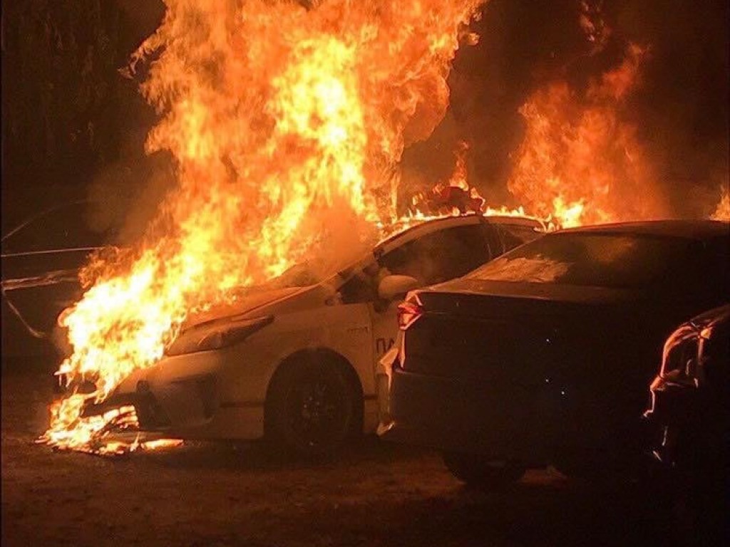 В Киеве совершен поджог Prius патрульной полиции: полностью сгорели две иномарки (ФОТО)