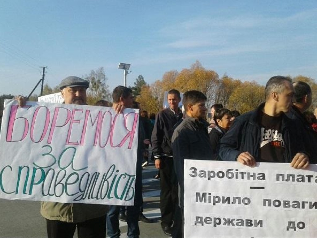 Требуют выплаты зарплат: В Житомирской области учителя перекрыли международную трассу (ФОТО)