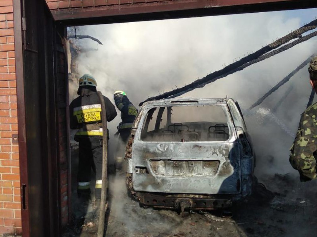Внутри стоял дорогой внедорожник: В Днепропетровской области сгорел гараж (ФОТО)