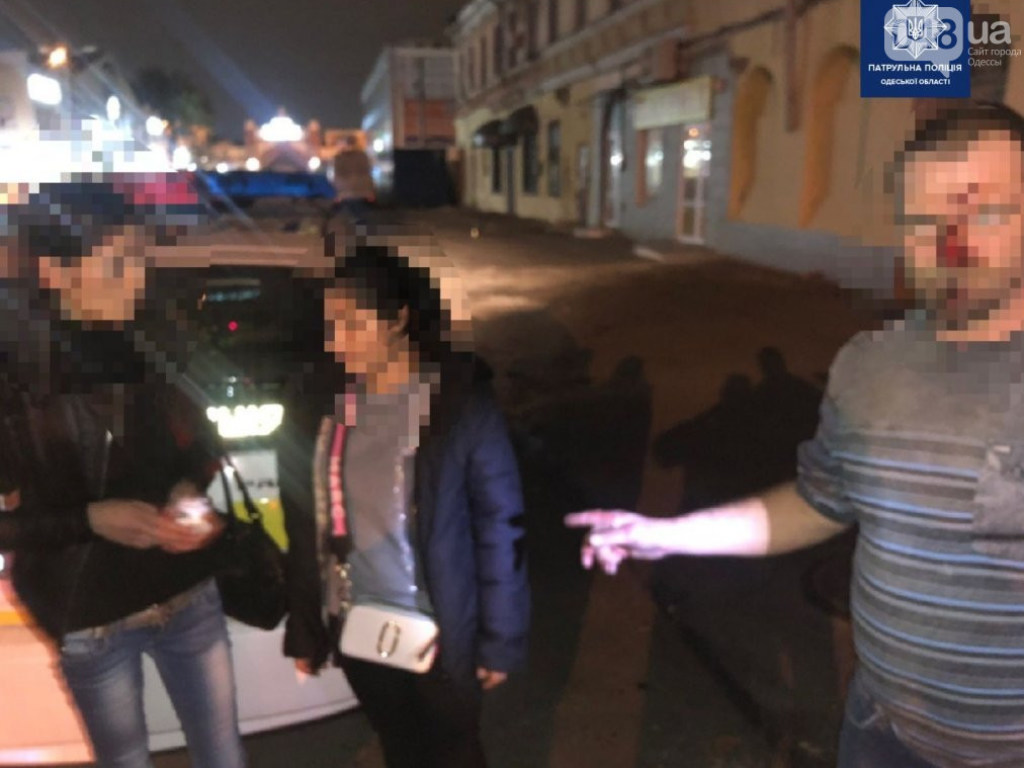 Отобрали телефон: Две женщины в Одессе ночью избили мужчину (ФОТО)