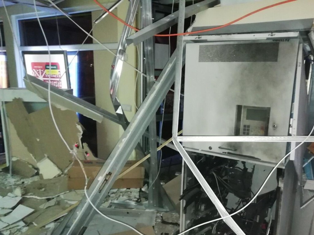 В Киеве взорвали банкомат: на место ЧП приехала Нацполиция (ВИДЕО)