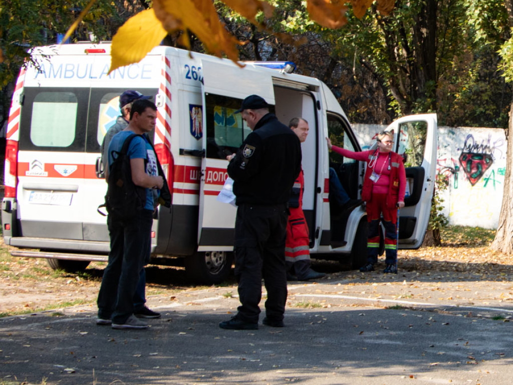 В Киеве мужчина закурил и умер рядом с детской площадкой (ФОТО)