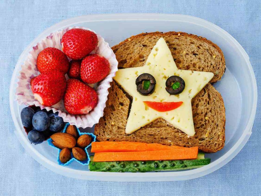 Врач: на перекусы в школе детям лучше давать не бутерброды, а фрукты и несладкое печенье
