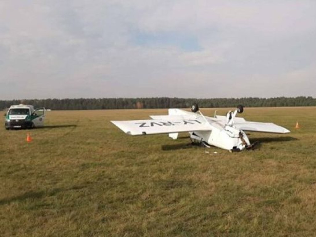 При крушении самолета в Литве пострадало два человека