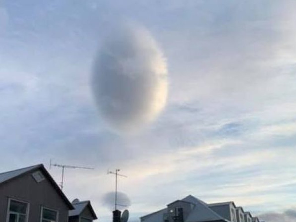 Жителей Исландии напугала громадное облако в виде яйца (ФОТО)