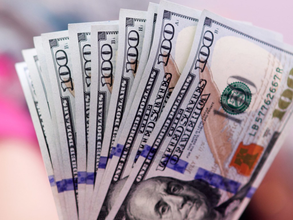 НБУ установил официальный курс на уровне 25,04 гривен за доллар