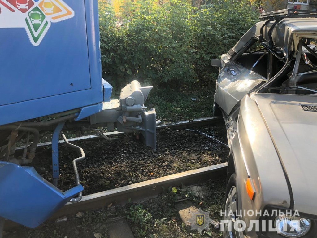 В Виннице трамвай протаранил «ВАЗ», есть погибший и пострадавшие (ФОТО)
