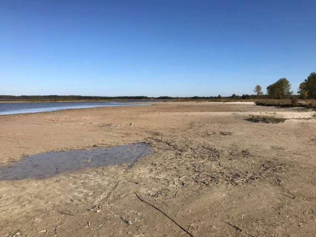 Экологи обеспокоены: Самое глубокое озеро Украины рекордно обмелело (ФОТО)