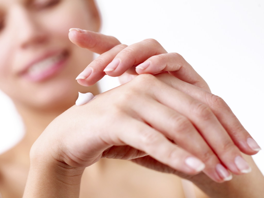 Косметолог рассказал, как защитить кожу рук от сухости в осенний период