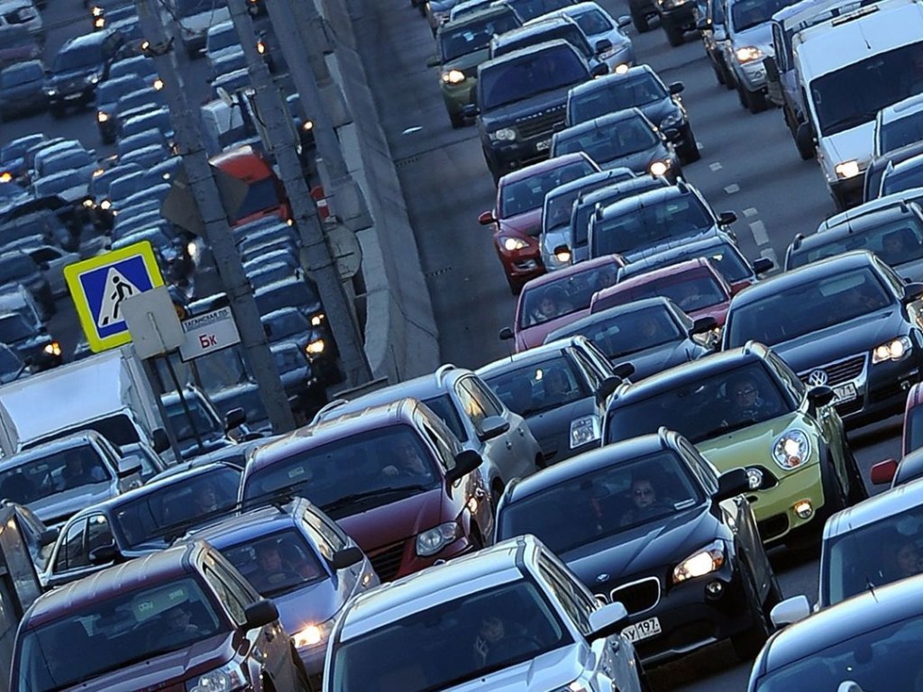 Автомобили стоят: на дорогах Киева утром образовались масштабные заторы (КАРТА)