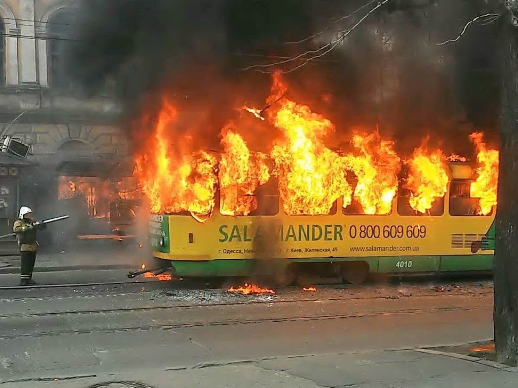 Скачок напряжения: В Одессе во время движения трамвая произошел пожар (ВИДЕО)