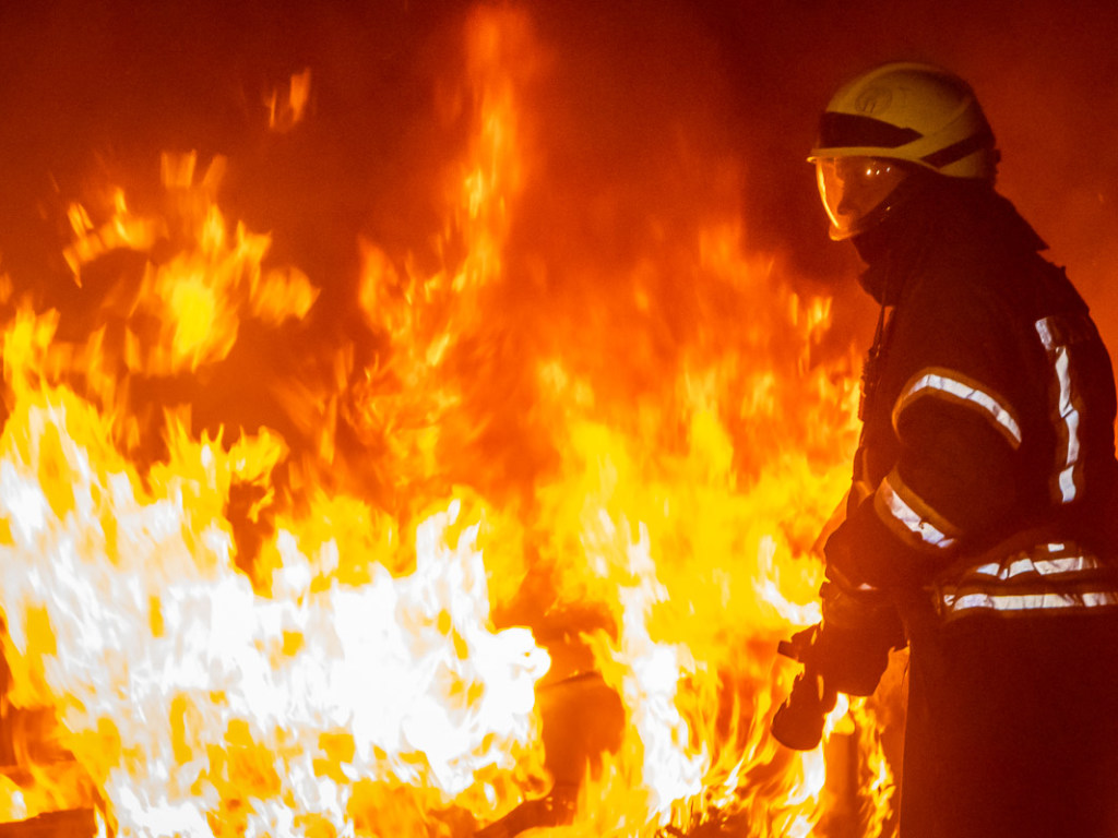 В Днепре в гаражном кооперативе сгорели 4 автомобиля (ФОТО, ВИДЕО)