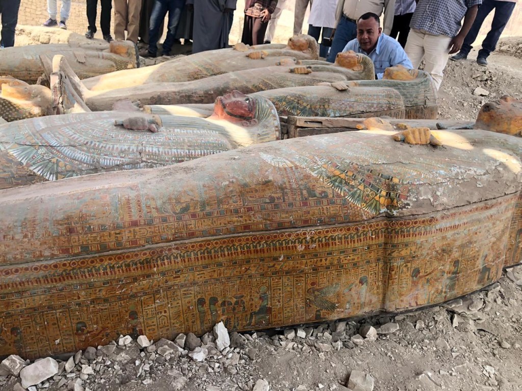 В Египте обнаружили нетронутый тайник с 30 саркофагами (ФОТО)