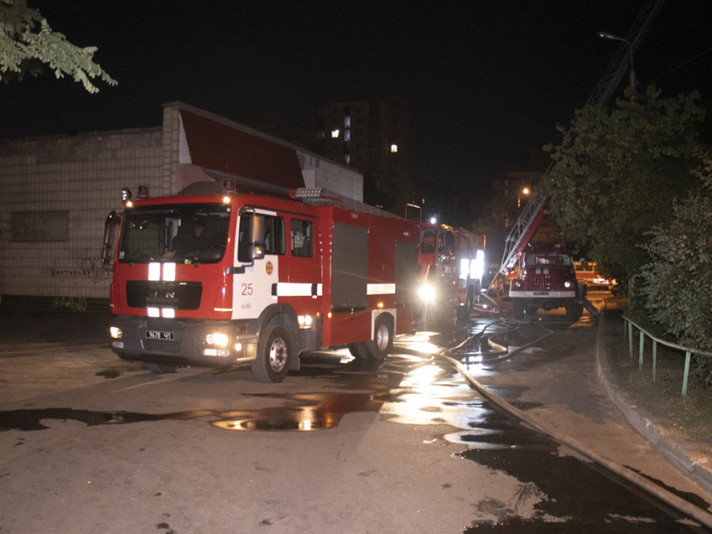 В Киеве в многоэтажке горела квартира: погиб мужчина, которого врачи не смогли реанимировать (ФОТО)