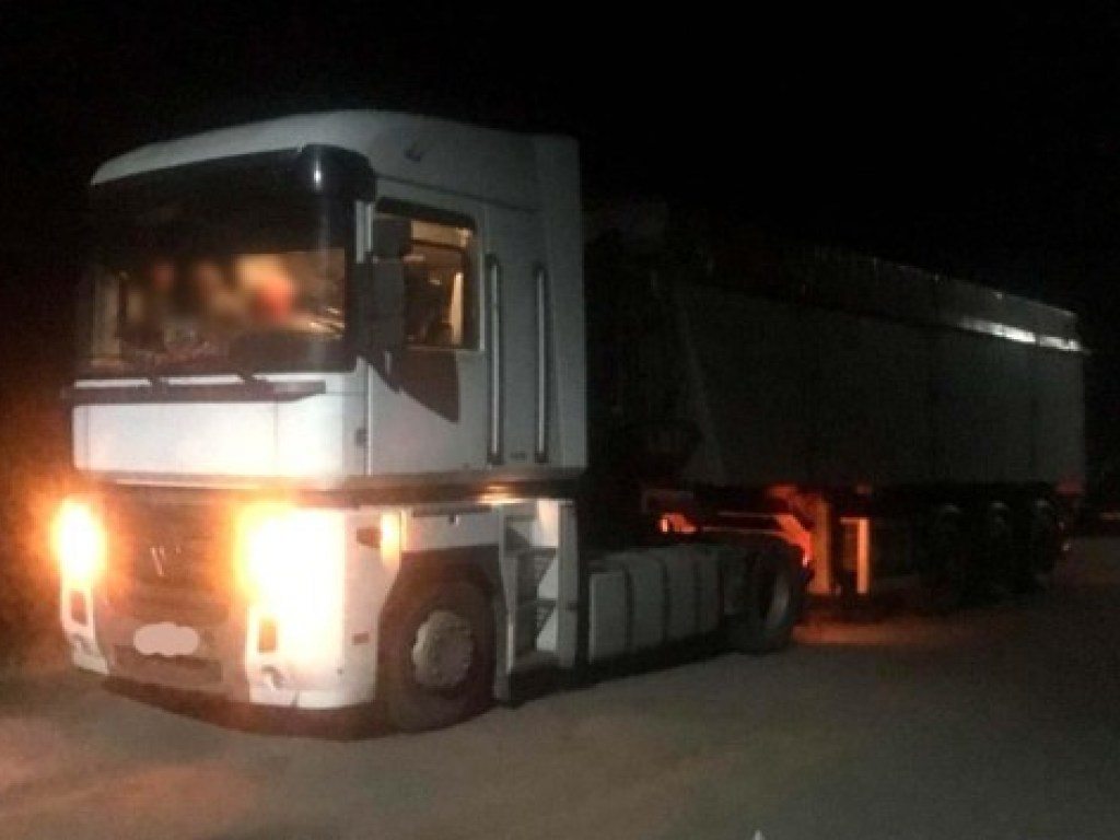 В Ровенской области вооруженные люди напали на фермера: украли 2 грузовика с соей (ВИДЕО)