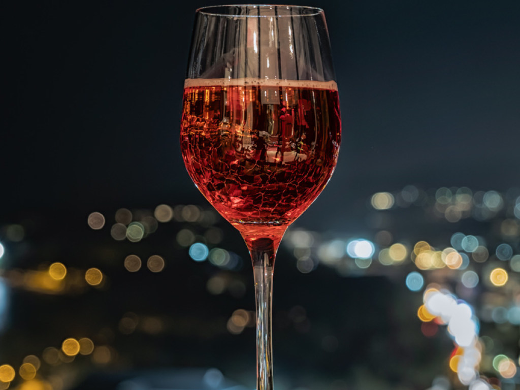 Испанские ученые рекомендували женщинам для борьбы со стрессом пить игристое вино