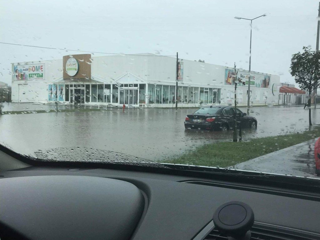 В результате проливных дождей города Португалии оказались под водой (ФОТО, ВИДЕО)