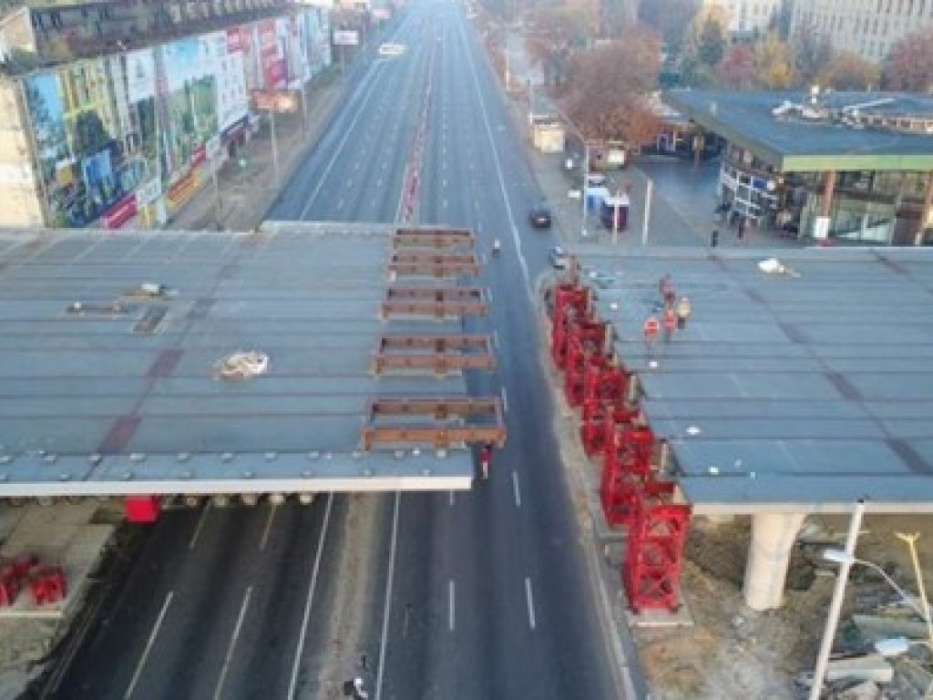 На столичном Шулявском мосту появился новый элемент (ФОТО)