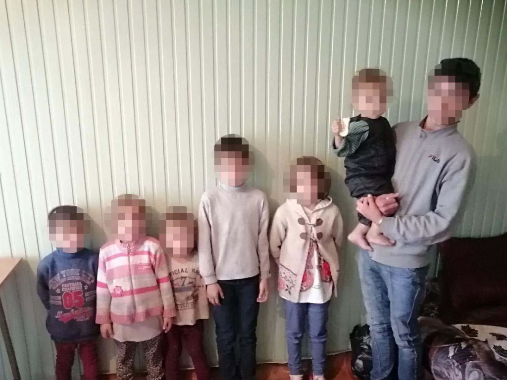 «Ели сырую картошку и лук»: в Одессе на улице нашли полуголых детей без присмотра родителей (ФОТО)