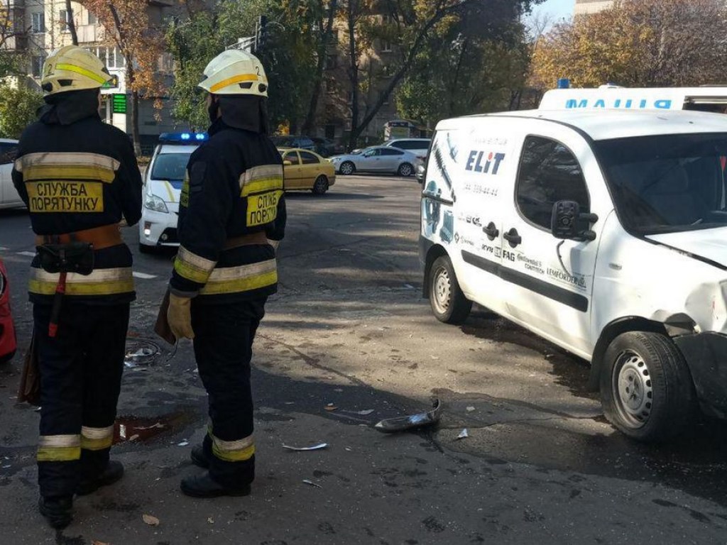 Серьезное ДТП в центре Днепра: Daihatsu вылетел на тротуар и перевернулся (ФОТО, ВИДЕО)