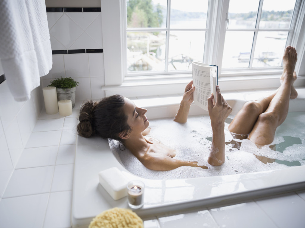 Косметолог: частый прием горячих ванн вредит коже