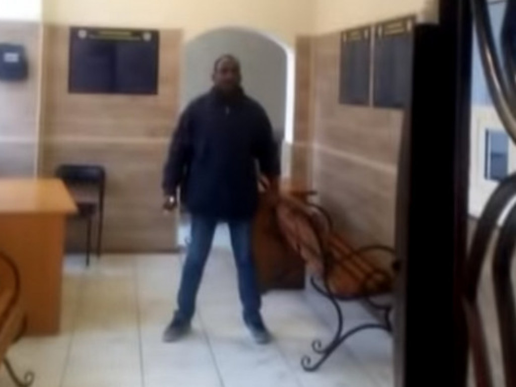 Темнокожий парень с ножом утроил дебош в одесском полицейском участке (ФОТО, ВИДЕО)