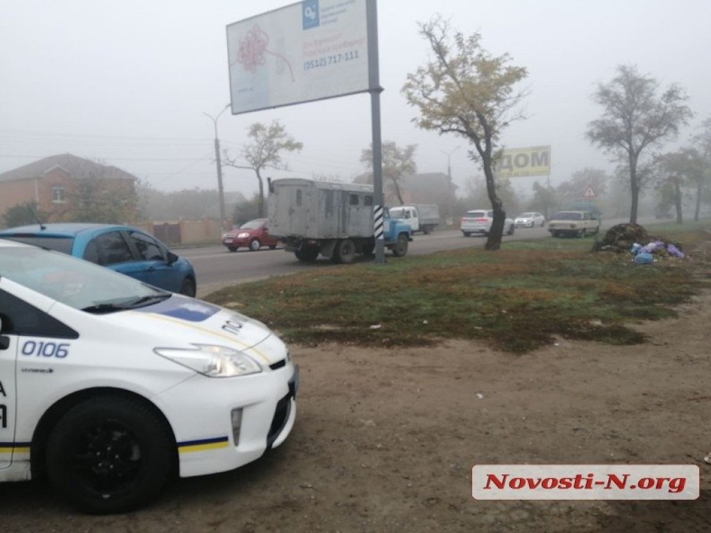 На «зебре» в Николаеве водитель ВАЗ зацепил пожилую женщину: пенсионерка упала и ударилась головой (ФОТО)