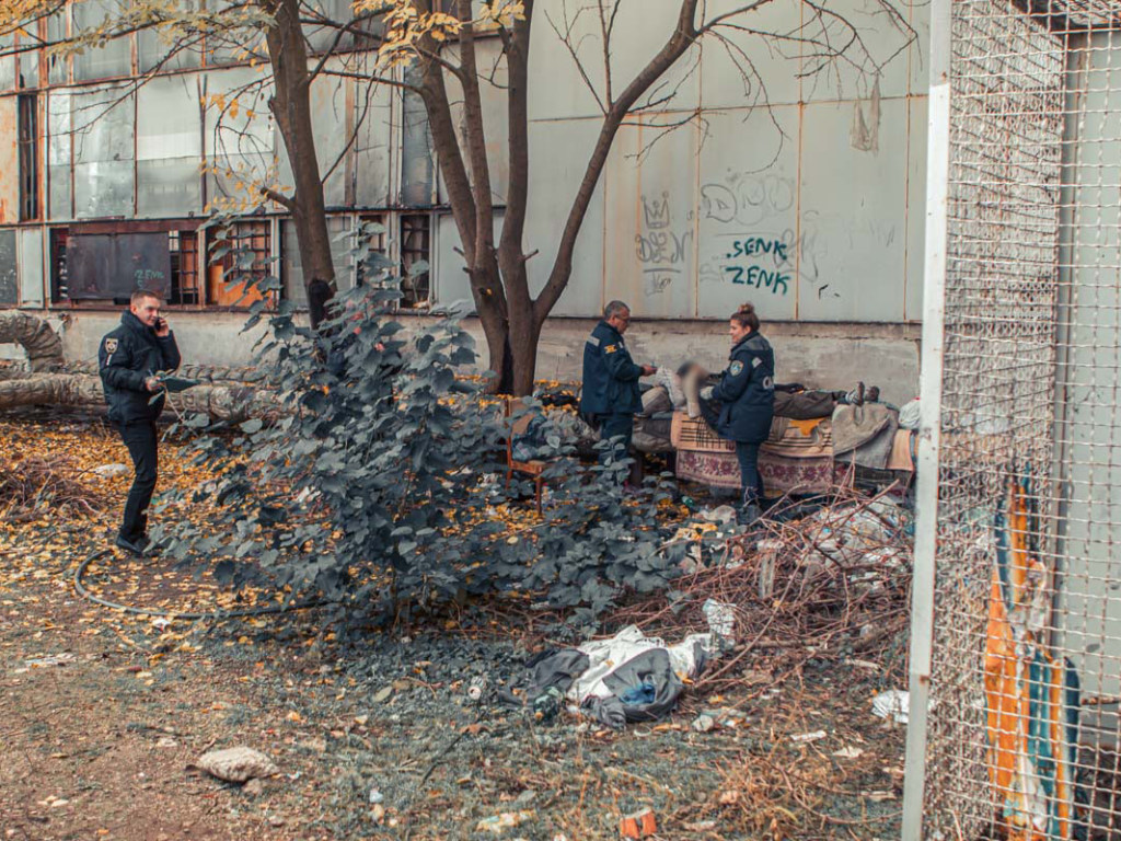 В Днепре возле хлебного магазина обнаружили тело бездомного (ФОТО, ВИДЕО)