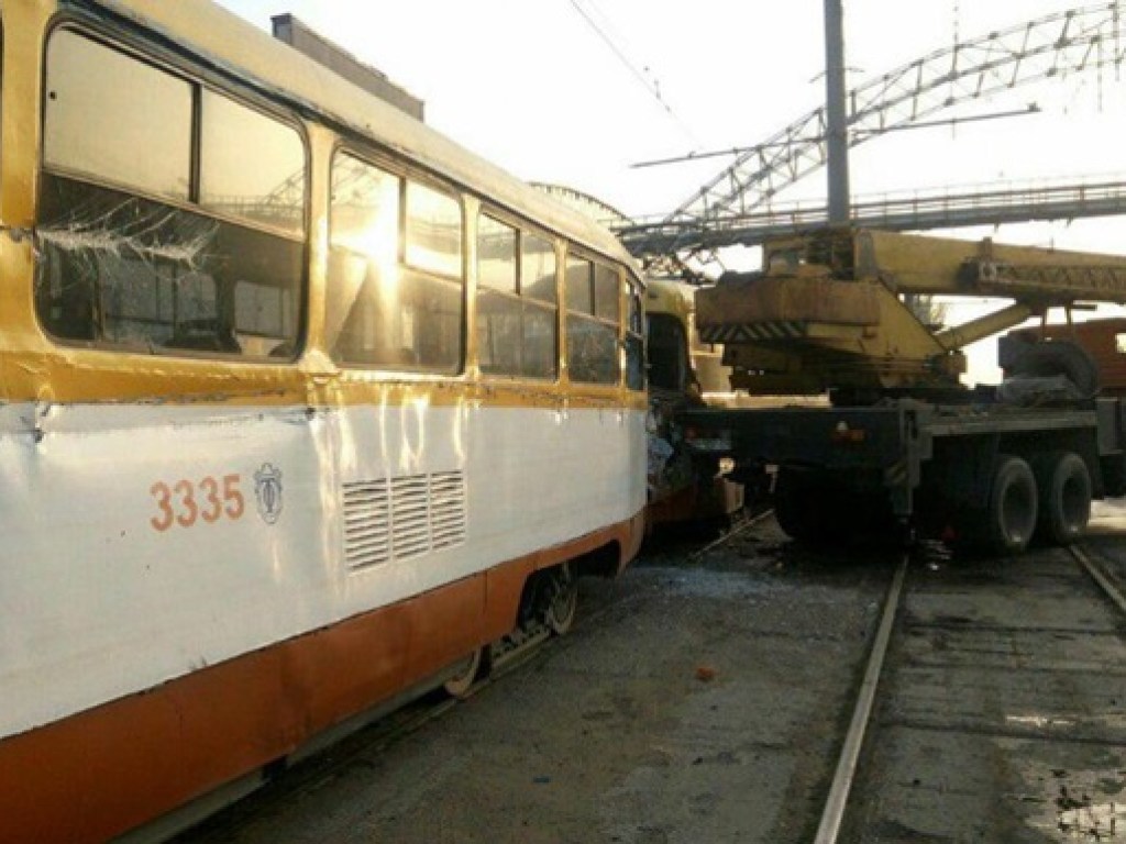 Автокран протаранил трамвай с пассажирами в Одессе: есть пострадавшие (ФОТО)