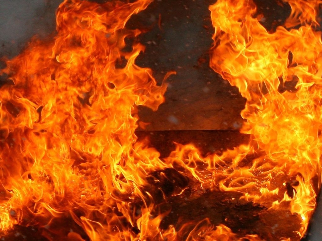 На Троещине в Киеве дотла сгорел обувной магазин (ВИДЕО)