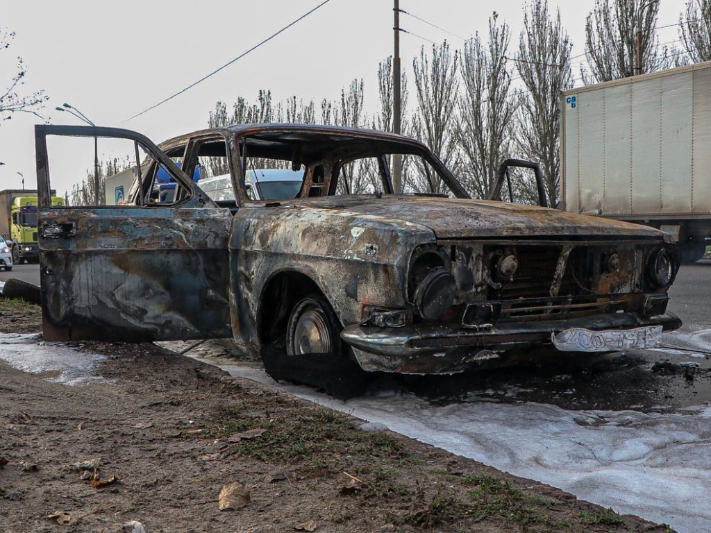 В Днепре на ходу загорелась и сгорела дотла «Волга» (ФОТО)