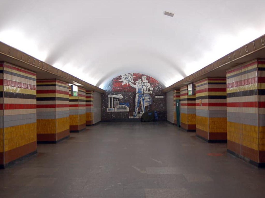 Столичная станция метро «Шулявская» «преобразилась» из-за рекламы (ФОТО)