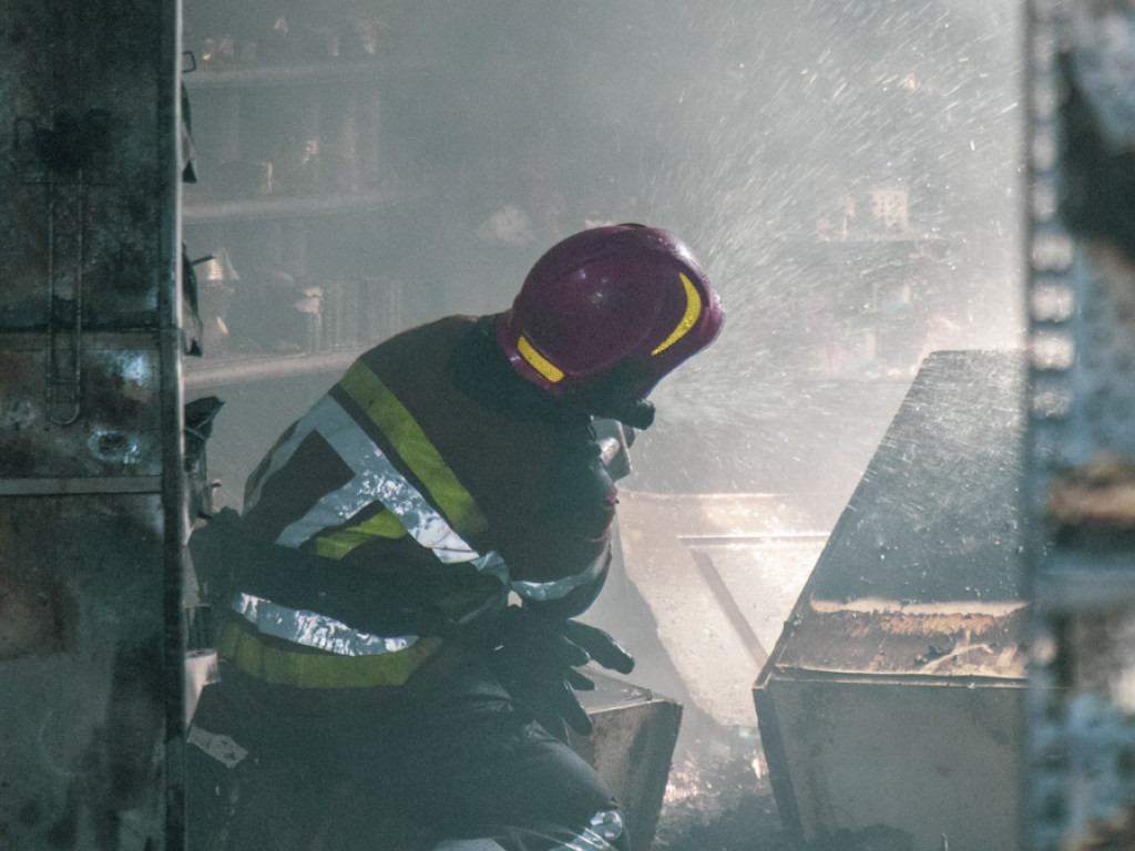 На Печерске в Киеве произошел пожар в многоэтажке: есть пострадавшие  