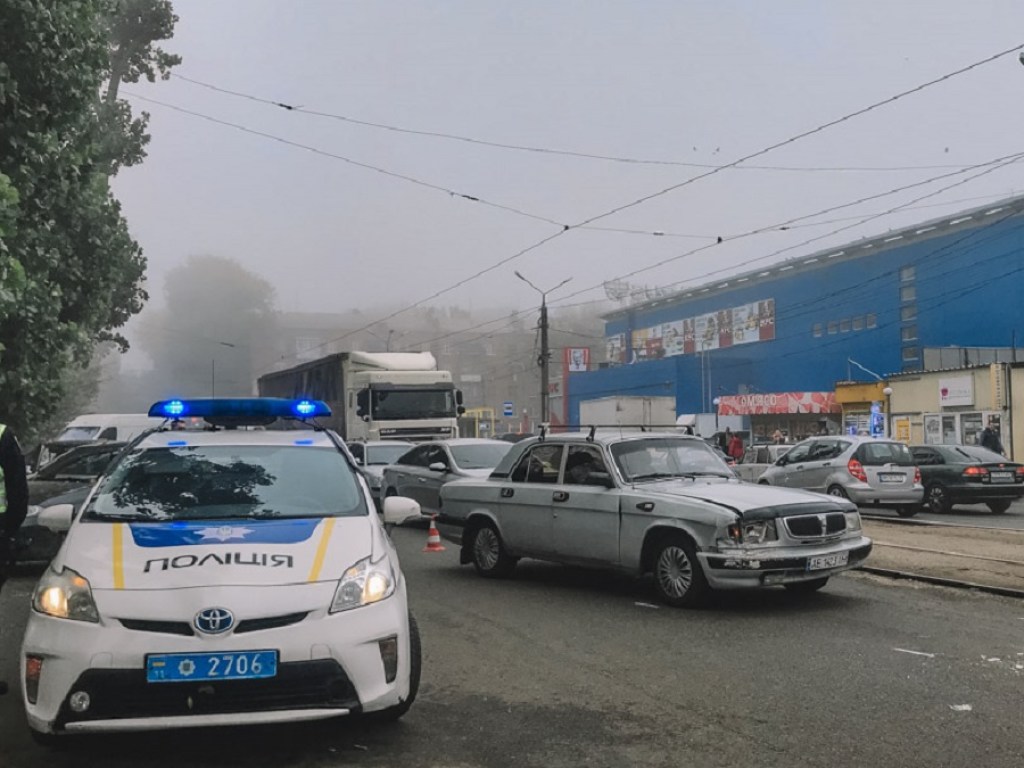 Водитель «Волги» потерял сознание и врезался в припаркованные автомобили в Днепре (ФОТО, ВИДЕО)