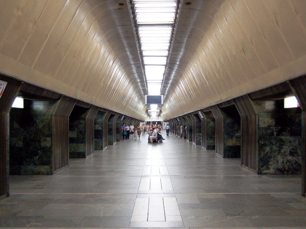 На «зеленой» ветке метро в Киеве остановились поезда: пассажиры в панике покидали подземку