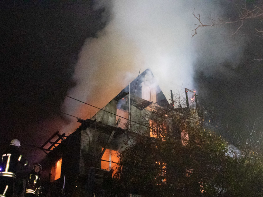 В столице горел частный дом: пожарные перекрывали улицу, эвакуировали две семьи (ФОТО, ВИДЕО)