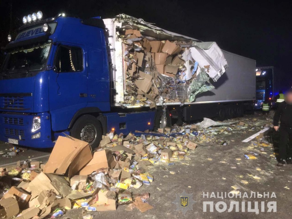 На Ровенщине в результате лобового столкновения грузовиков погиб мужчина (ФОТО)