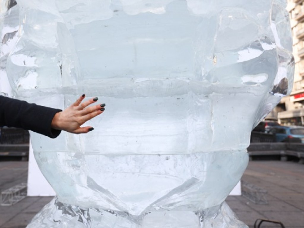 В центре Киева установили уникальную ледовую скульптуру (ФОТО)