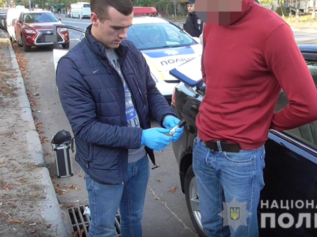 Клиент офиса по продаже окон в Киеве напал на сотрудницу и распылил ей газ в лицо (ФОТО)